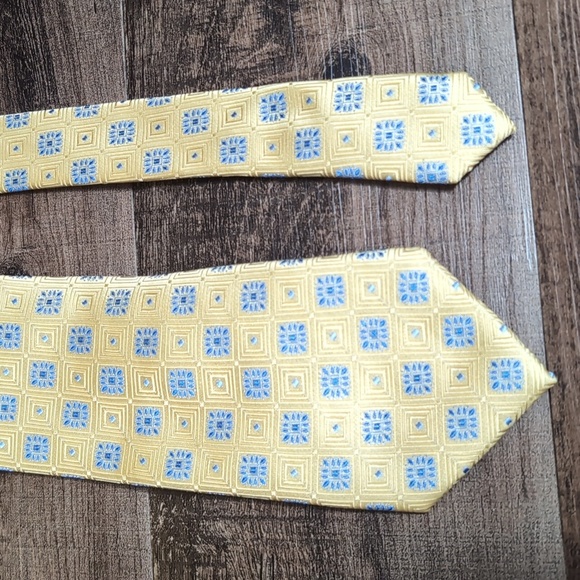 Donald J. Trump Signature Collection Neck Tie 100% Silk Cornflower Blue & Gold - Picture 5 of 5